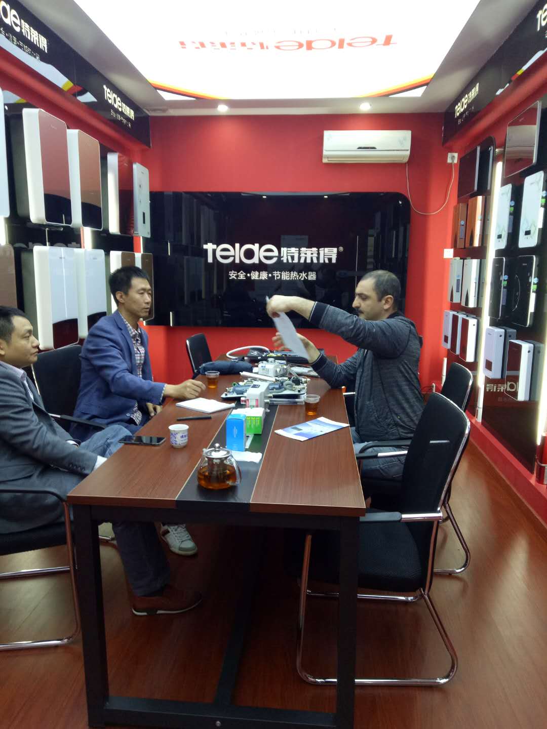烈歡迎俄羅斯客戶蒞臨我司，恭賀成功簽約！