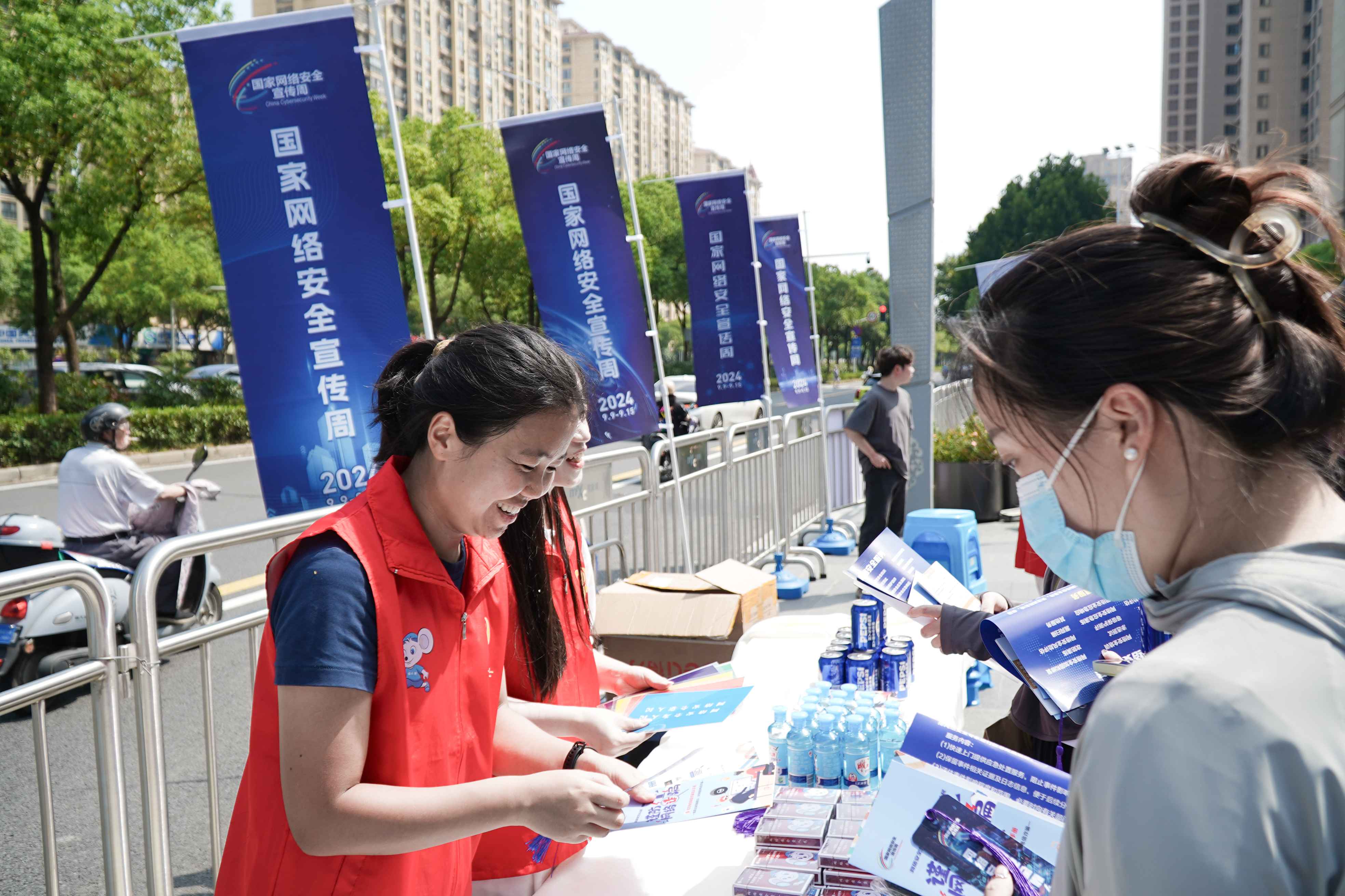 聯(lián)動(dòng)凈化網(wǎng)絡(luò)，共筑安全防線 ——江蘇瑞新網(wǎng)絡(luò)安全紅色衛(wèi)士走進(jìn)常州萬象城